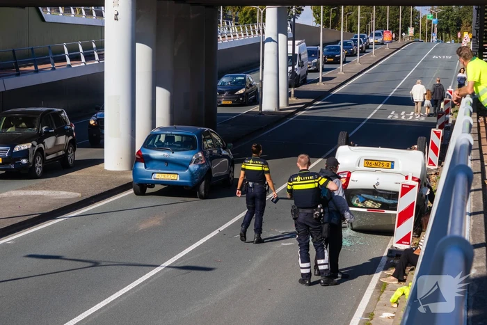 Auto botst achterop voertuig met kind erin
