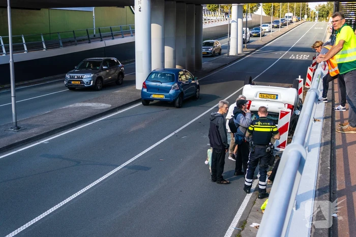 Auto botst achterop voertuig met kind erin