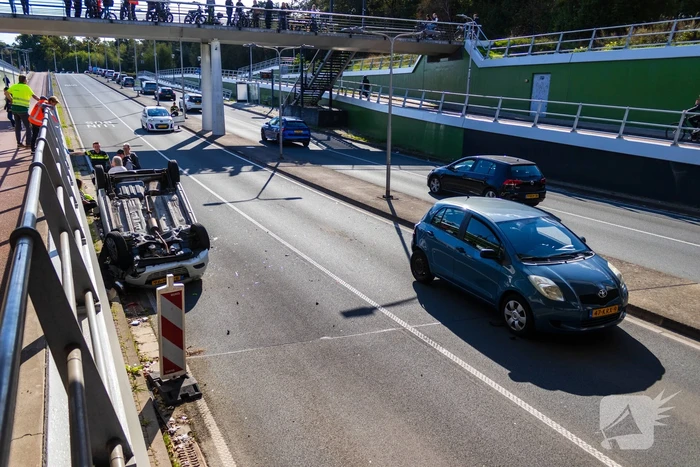 Auto botst achterop voertuig met kind erin