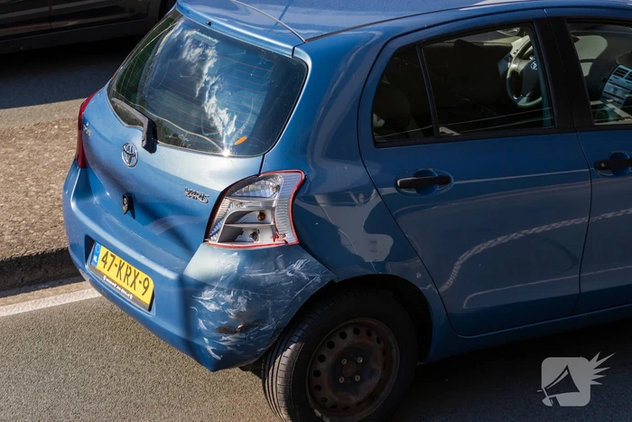 Auto botst achterop voertuig met kind erin