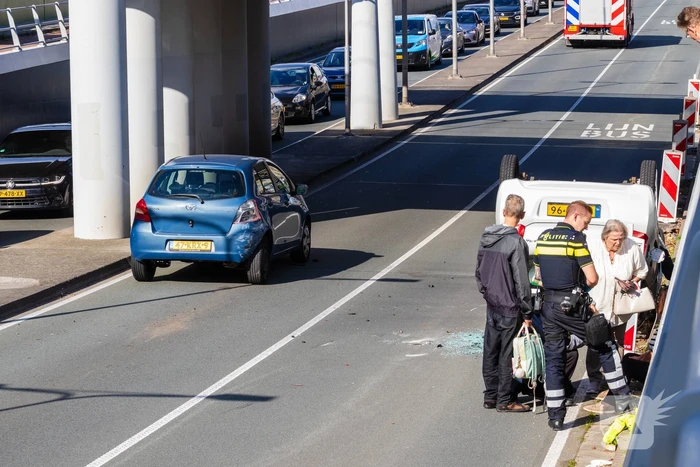 Auto botst achterop voertuig met kind erin