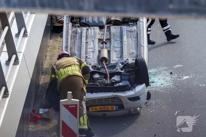 Auto botst achterop voertuig met kind erin