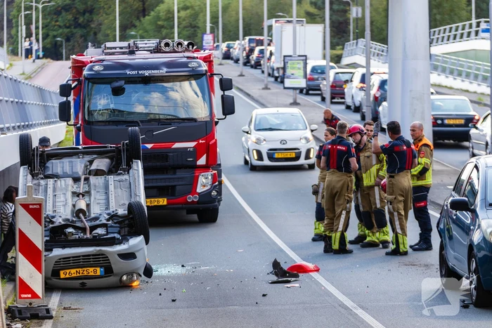Auto botst achterop voertuig met kind erin