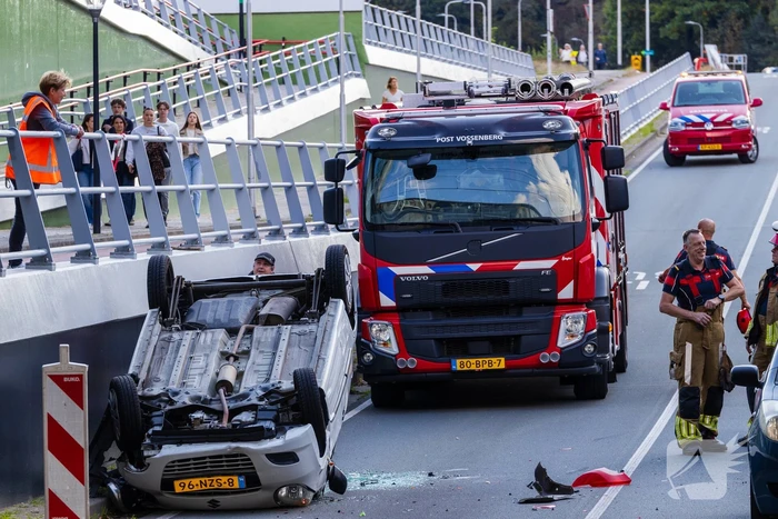 Auto botst achterop voertuig met kind erin
