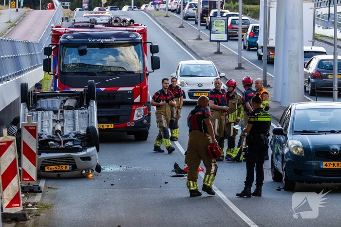 Auto botst achterop voertuig met kind erin