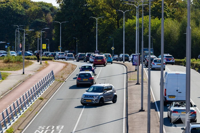 Auto botst achterop voertuig met kind erin