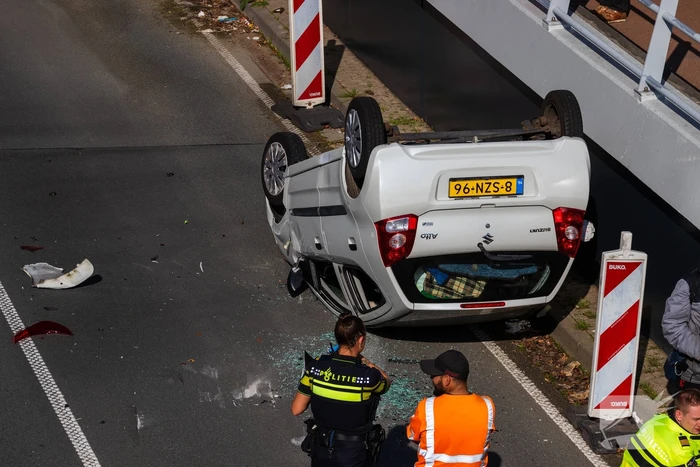Auto botst achterop voertuig met kind erin