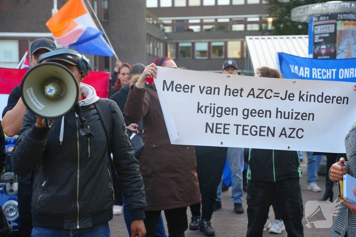 Voor- en tegendemonstranten van AZC's tegenover elkaar