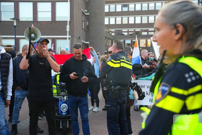 Voor- en tegendemonstranten van AZC's tegenover elkaar