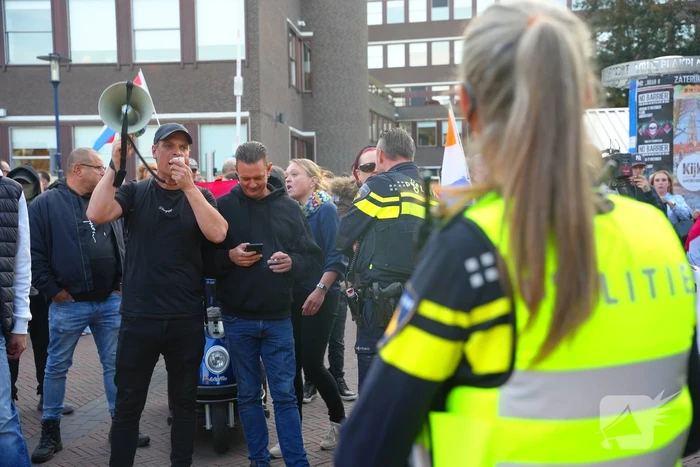 Voor- en tegendemonstranten van AZC's tegenover elkaar