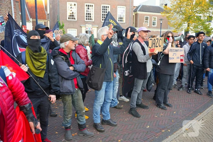 Voor- en tegendemonstranten van AZC's tegenover elkaar