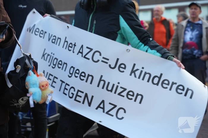 Voor- en tegendemonstranten van AZC's tegenover elkaar
