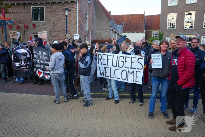 Voor- en tegendemonstranten van AZC's tegenover elkaar