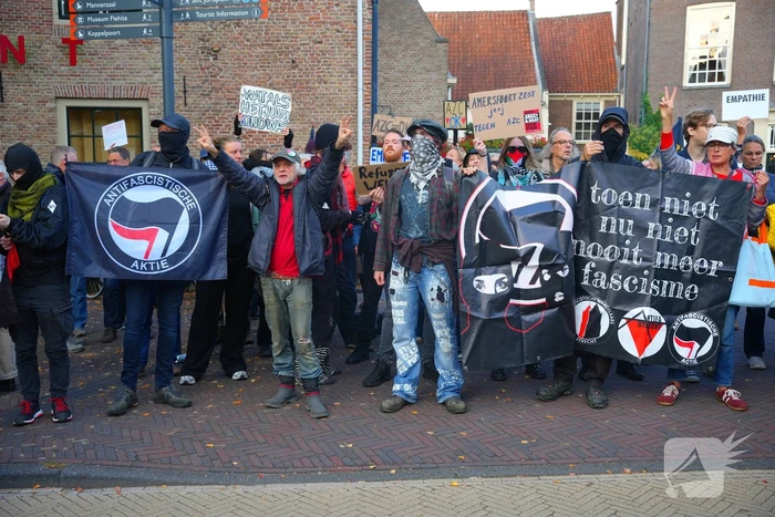 Voor- en tegendemonstranten van AZC's tegenover elkaar