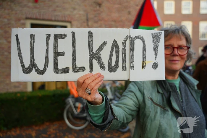 Voor- en tegendemonstranten van AZC's tegenover elkaar