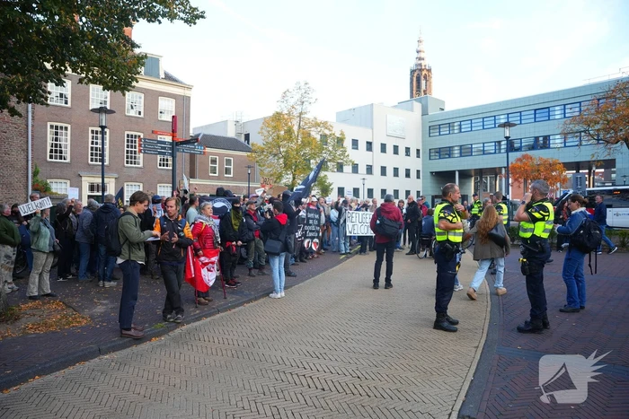 Voor- en tegendemonstranten van AZC's tegenover elkaar