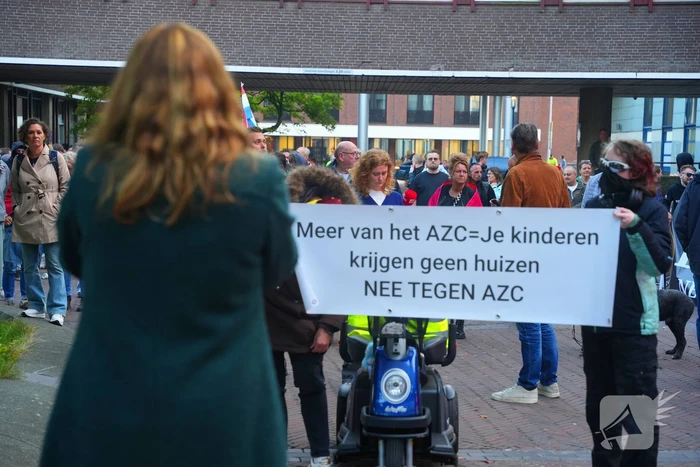 Voor- en tegendemonstranten van AZC's tegenover elkaar