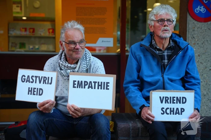 Voor- en tegendemonstranten van AZC's tegenover elkaar