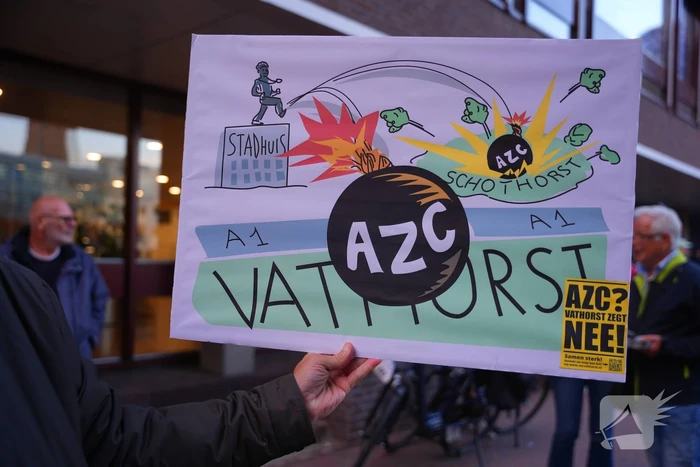 Voor- en tegendemonstranten van AZC's tegenover elkaar