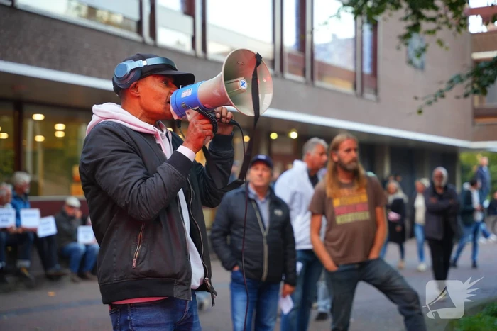 Voor- en tegendemonstranten van AZC's tegenover elkaar