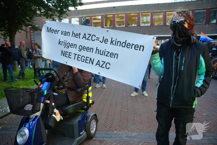 Voor- en tegendemonstranten van AZC's tegenover elkaar