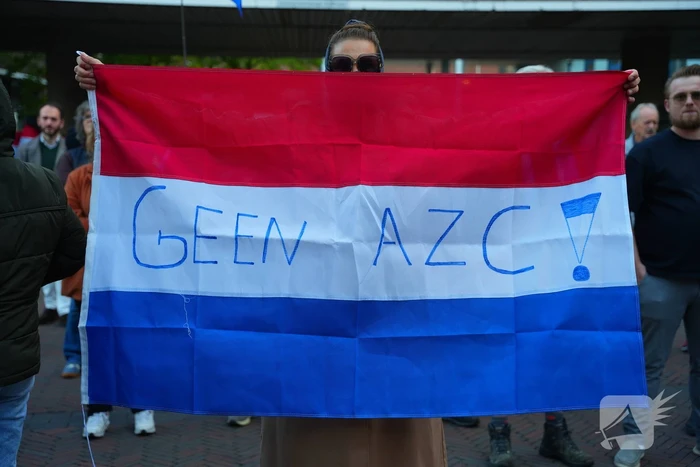 Voor- en tegendemonstranten van AZC's tegenover elkaar