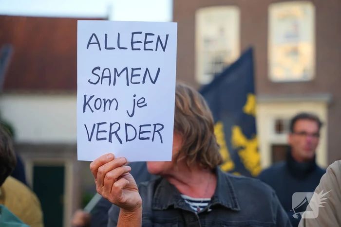 Voor- en tegendemonstranten van AZC's tegenover elkaar