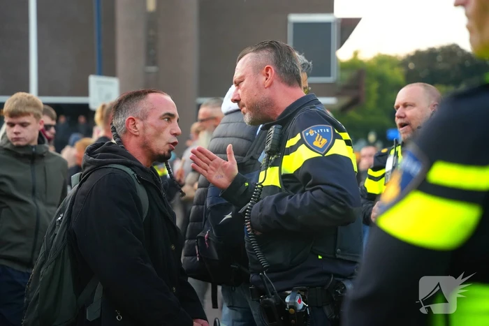 Voor- en tegendemonstranten van AZC's tegenover elkaar