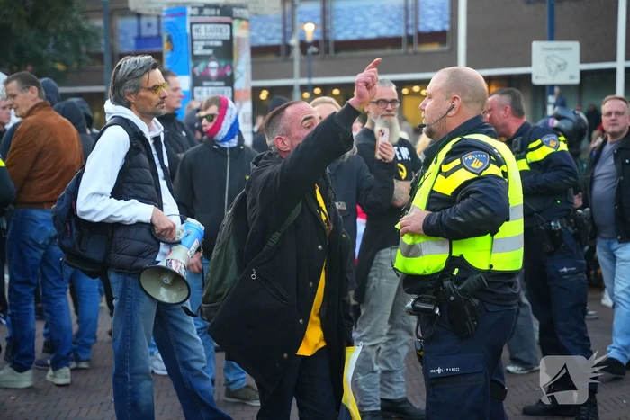 Voor- en tegendemonstranten van AZC's tegenover elkaar
