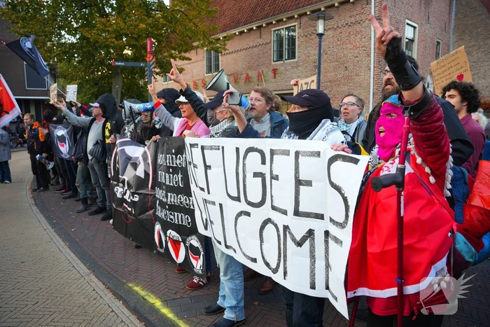Voor- en tegendemonstranten van AZC's tegenover elkaar