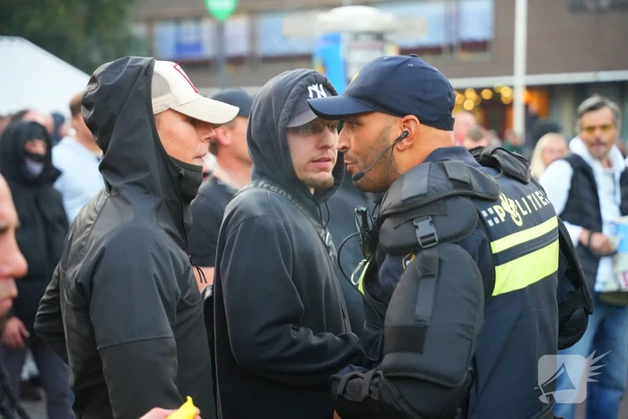 Voor- en tegendemonstranten van AZC's tegenover elkaar