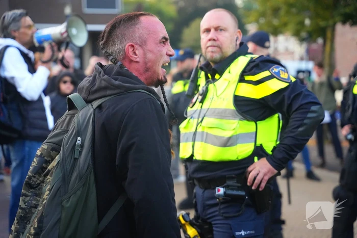 Voor- en tegendemonstranten van AZC's tegenover elkaar