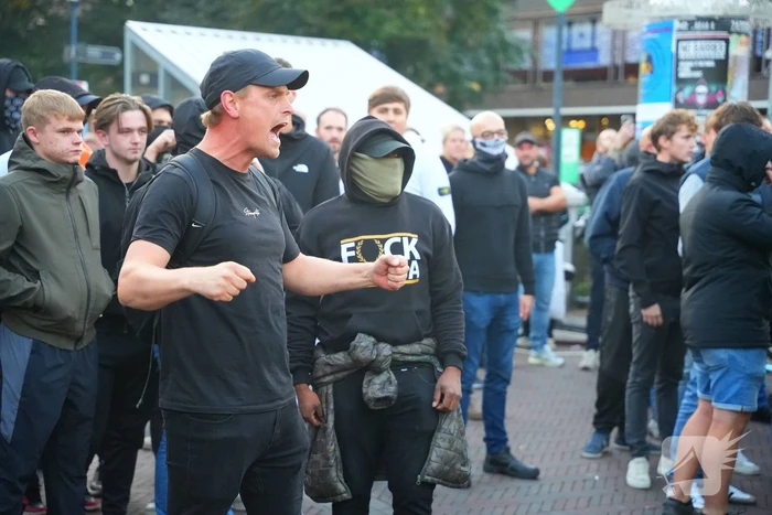Voor- en tegendemonstranten van AZC's tegenover elkaar