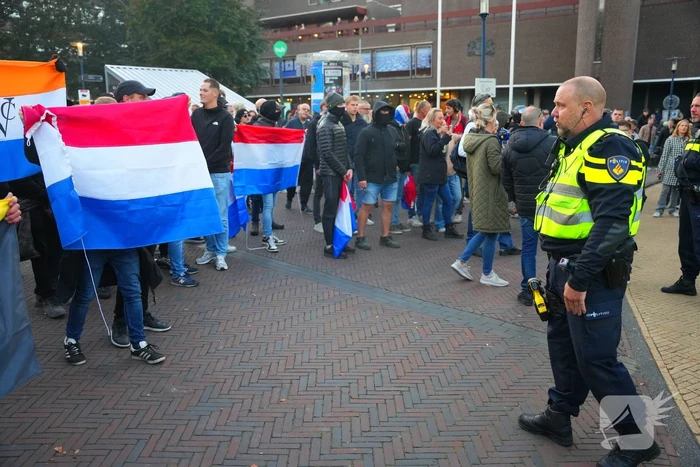 Voor- en tegendemonstranten van AZC's tegenover elkaar
