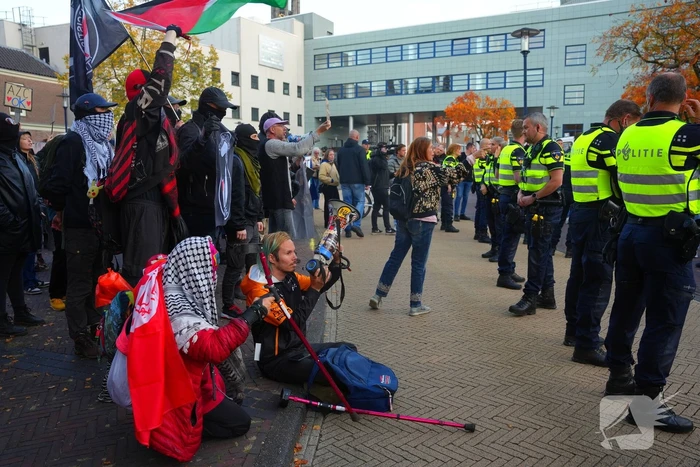 Voor- en tegendemonstranten van AZC's tegenover elkaar
