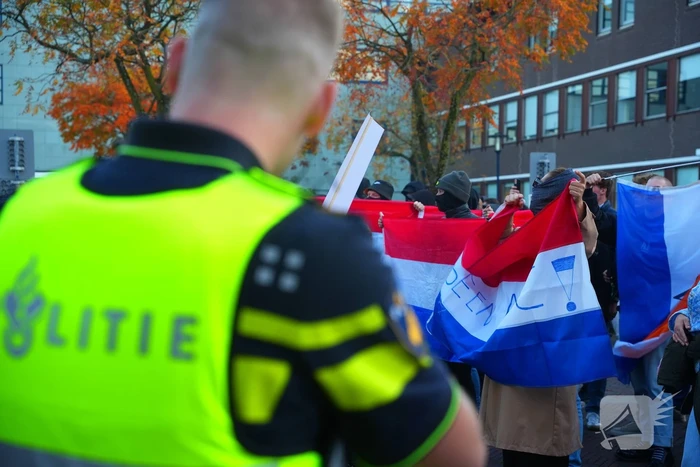 Voor- en tegendemonstranten van AZC's tegenover elkaar