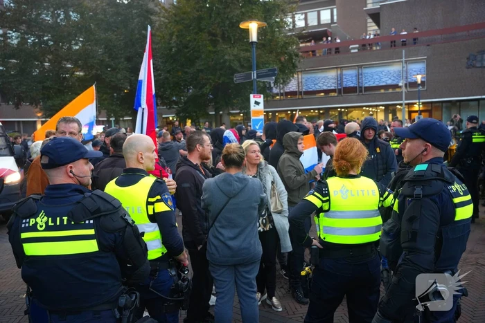 Voor- en tegendemonstranten van AZC's tegenover elkaar
