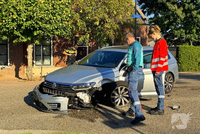 Botsing tussen politiewagen en personenauto