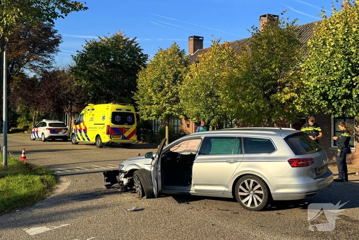 Botsing tussen politiewagen en personenauto