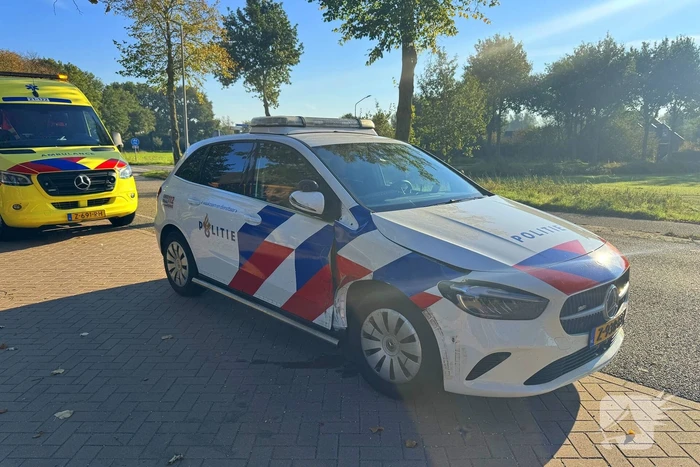 Botsing tussen politiewagen en personenauto