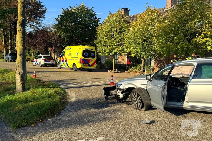 Botsing tussen politiewagen en personenauto