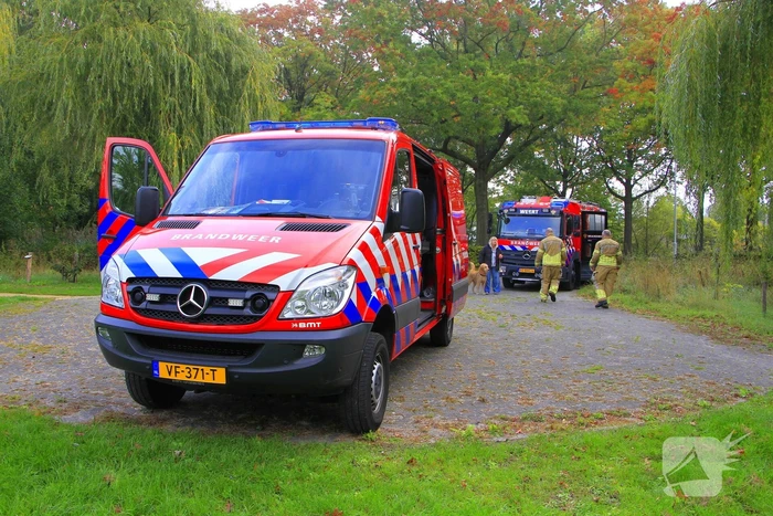 Hondje Rex gered uit water