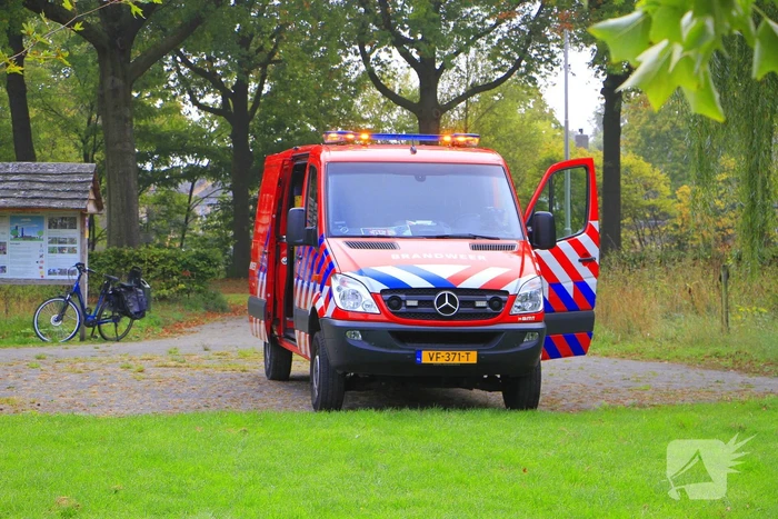 Hondje Rex gered uit water