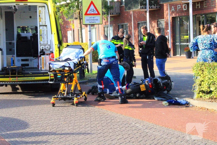 Scooterrijder gewond bij aanrijding met auto