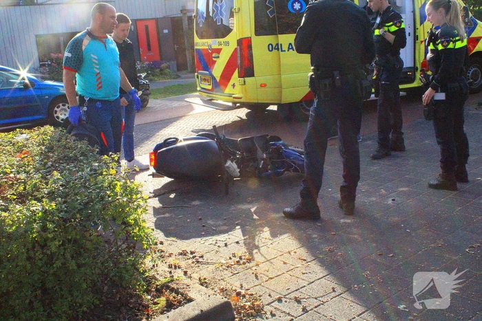 Scooterrijder gewond bij aanrijding met auto