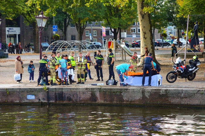 Twee mensen uit water gered