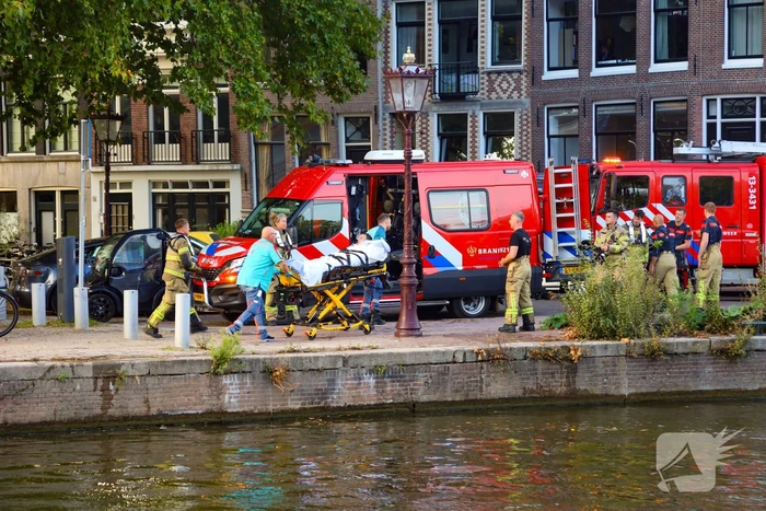 Twee mensen uit water gered