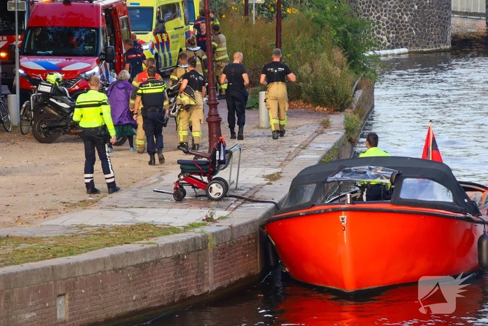 Twee mensen uit water gered