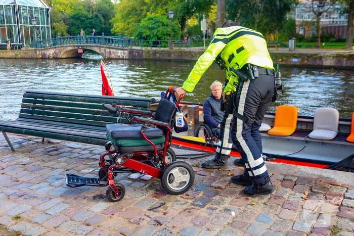 Twee mensen uit water gered
