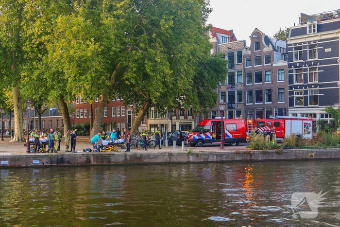 Twee mensen uit water gered